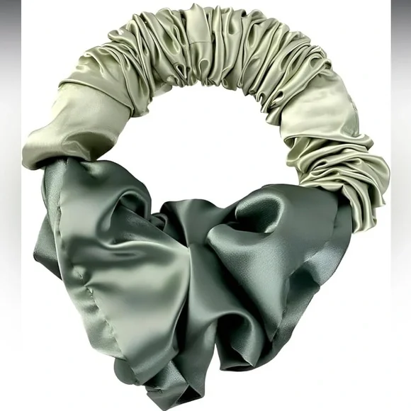Ulta | Hair Curling Overnight Satin Scrunchie in Green - Picture 2 of 7